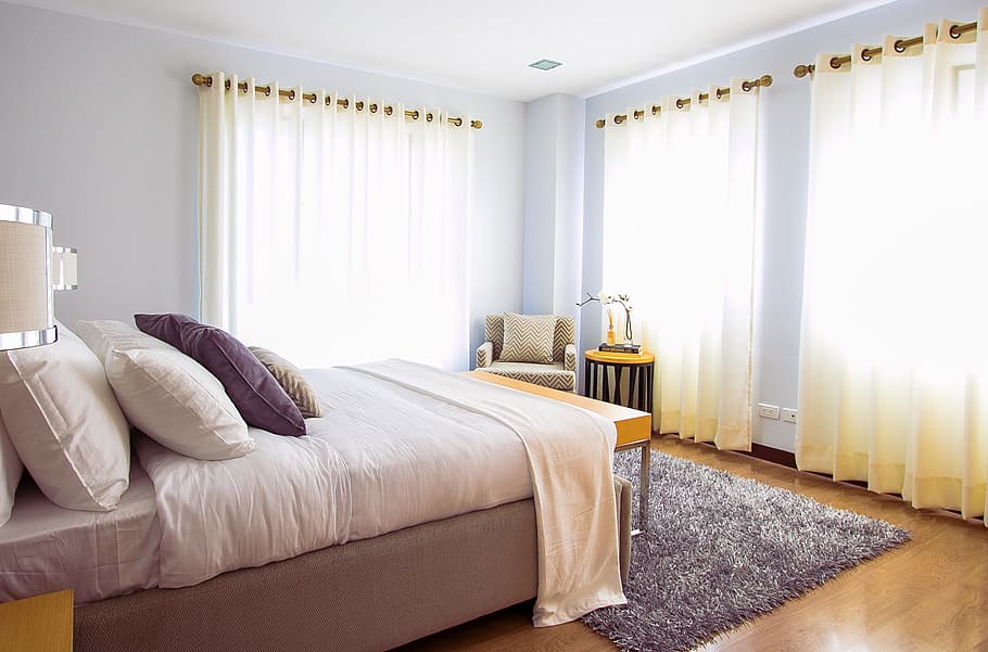 bedroom-bed-pillow-blinds-window